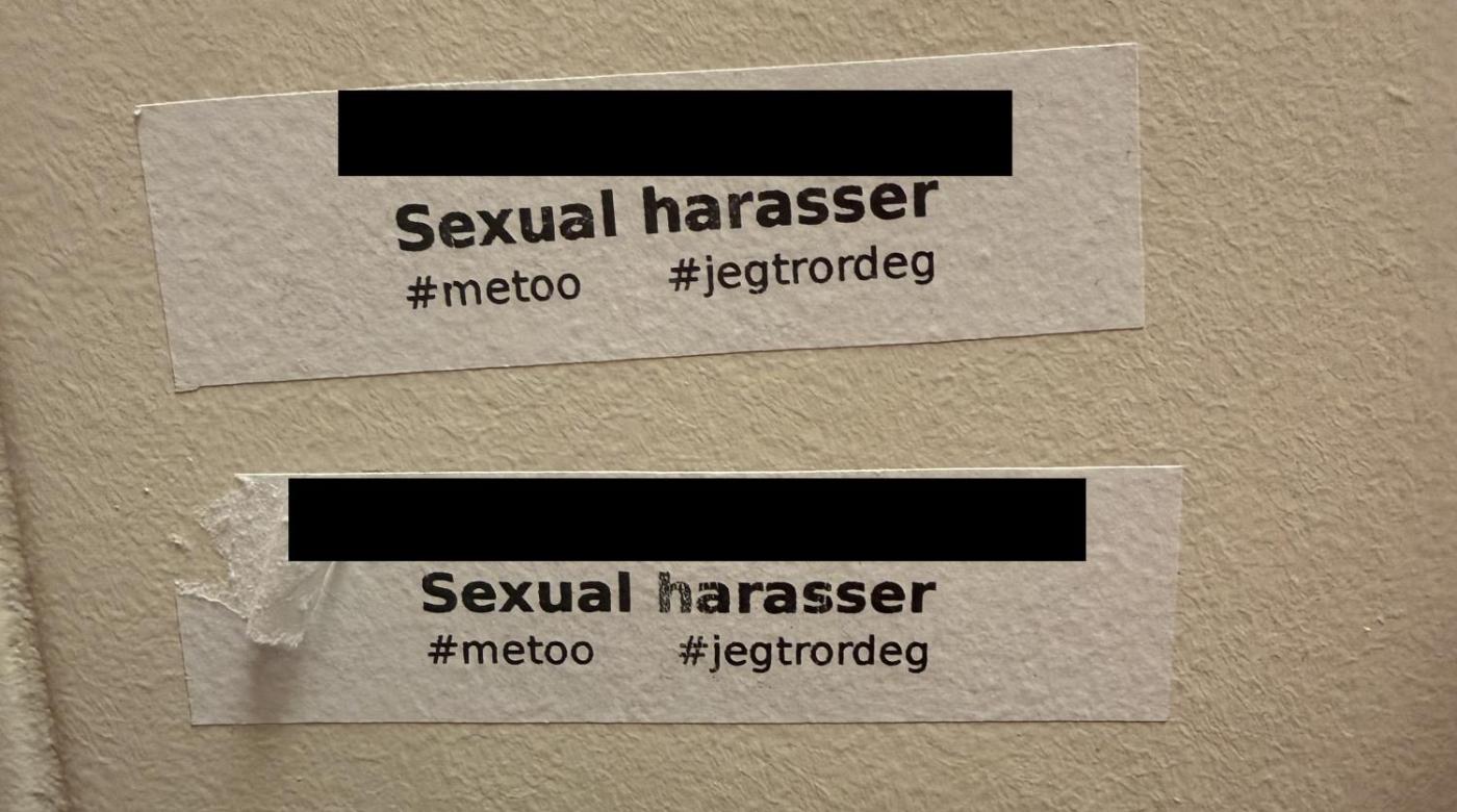 To små lapper er festet på en beige flisvegg, med teksten «Sexual harasser» etterfulgt av emneknaggene «#metoo» og «#jegtrordeg». Navnene øverst på lappene er sladdet med svarte streker, og den ene lappen er delvis revet av på venstre side.